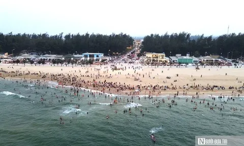 Ảnh: Dòng người ở Huế “trốn nóng” ùn ùn kéo về biển, các bãi tắm đông nghịt
