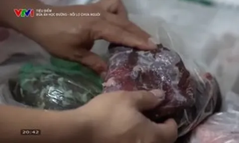 Bữa ăn học đường: Nỗi lo chưa nguôi sau một miếng thịt lạ