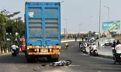 Clip: Tai nạn giữa xe máy và xe đầu kéo, nữ sinh ở Gia Lai tử vong tại chỗ