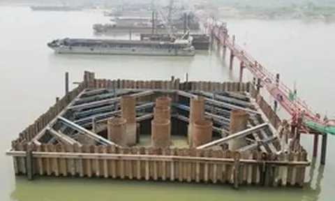Cận cảnh cọc khoan nhồi cầu Hồng Hà dài 11 mét trên sông Hồng