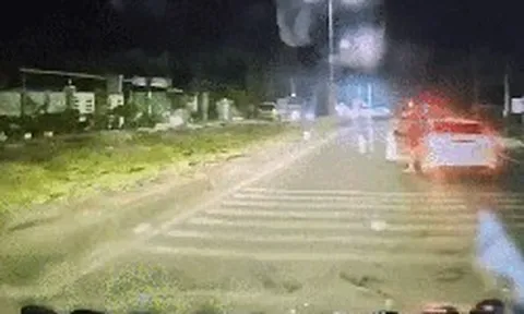 Thót tim clip tài xế bỏ xe cứu bé gái chạy ra giữa đường, đứng ngay trước đầu ô tô ở TP.HCM