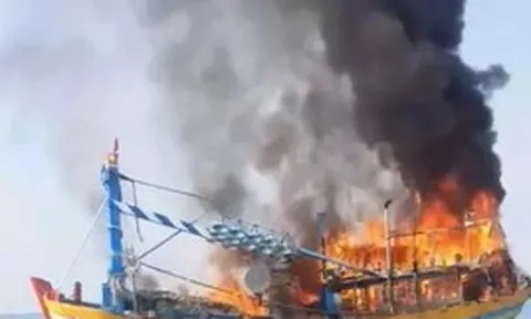 Cháy tàu cá chở 21 người trên biển ở Lâm Đồng