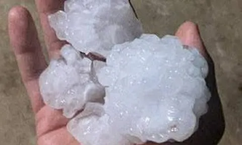 VIDEO: Mưa đá to bằng nắm tay, nhiều tài sản, nhà dân bị hư hỏng