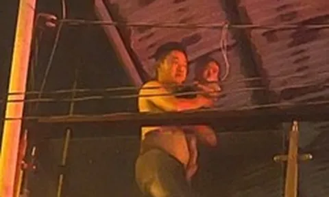 Hình ảnh Đại úy công an băng mình qua lửa, cởi áo che cho bé 18 tháng tuổi gây xúc động mạnh