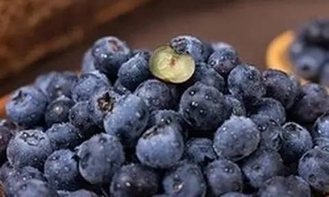 Người phụ nữ 61 tuổi kiên trì ăn việt quất mỗi sáng suốt 4 năm, kết quả khám khiến bác sĩ gật gù: “Cách này rất ổn”