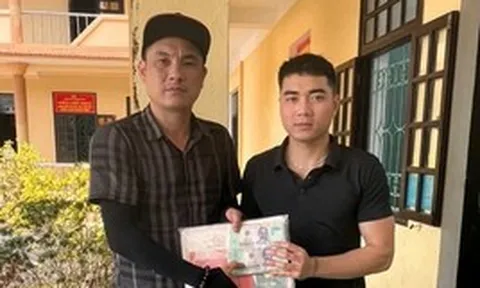 Bất ngờ thấy chiếc cặp ven đường, bên trong là 350 triệu đồng