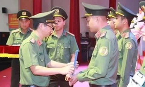 30 nhân viên an ninh sân bay Vinh trở thành công an