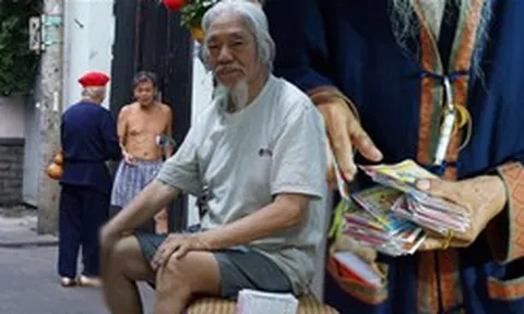 Ăn mặc bảnh bao đi bán vé số, ông lão ở TP.HCM sở hữu “gia tài" khó tin: Lần đầu chia sẻ ký ức về vợ