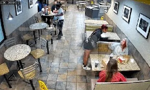 Công bố CCTV cảnh ca sĩ đình đám bị hành hung, tát thẳng mặt giữa quán ăn