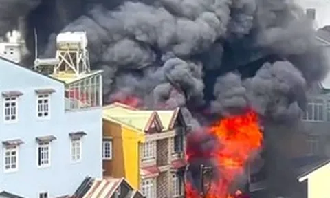 Nhà gỗ ở trung tâm Đà Lạt bốc cháy ngùn ngụt, khói bao trùm khu dân cư