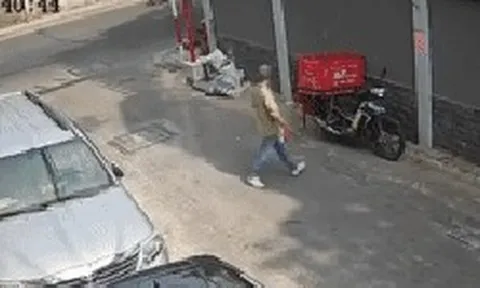 Clip người đàn ông đi vào hẻm ở TPHCM và rời đi trên chiếc xe của nam shipper