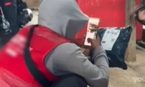 Shipper vào nhà giao hàng đúng lúc khách nữ đang ngủ say, hành động khiến chủ nhà quay video đăng ngay lên mạng