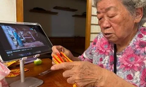 Bà ngoại bỗng "nghiện" điện thoại, đỏ mặt xem video, tôi lén theo dõi thì lặng người khi thấy thứ bà mê mẩn