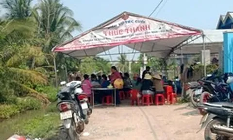 Em bé chết đuối thương tâm tại mương nước trước cửa nhà