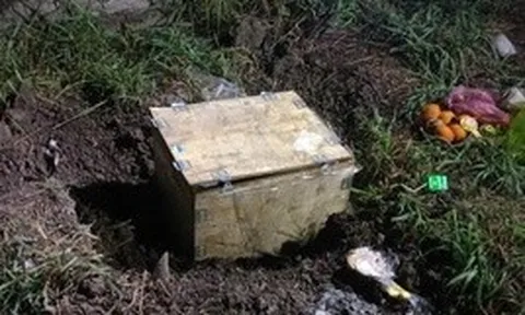 Bàng hoàng phát hiện thi thể bé trai sơ sinh trong thùng gỗ