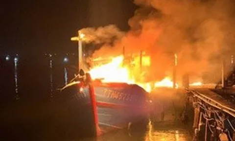 Tàu cá bốc cháy ngùn ngụt trong đêm ở Huế