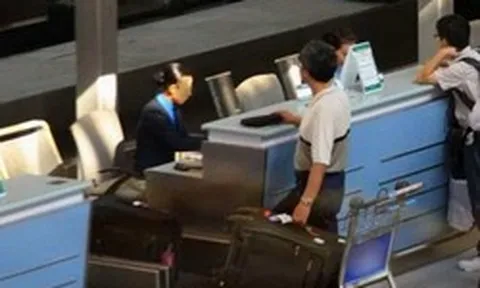 Người đàn ông bị cấm xuất cảnh đến hết năm… 9999