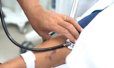 Cụ ông 74 tuổi hoang mang vì triệu chứng tiểu tiện "bất thường"