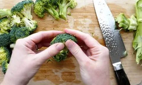 Lời khuyên của chuyên gia đến những người thích ăn bông cải xanh: 2 thứ này chống ung thư gấp 100 phần bông, toàn bị bỏ