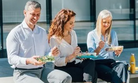 Vì sao người Pháp cấm ăn trưa tại bàn làm việc?