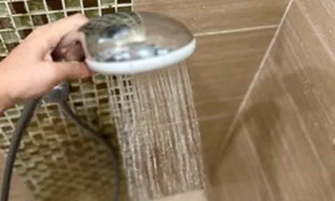 Bác sĩ Bệnh viện Bạch Mai cảnh báo: 1 thói quen "giải nhiệt" cực nguy hiểm, gây đột quỵ trong ngày nắng nóng