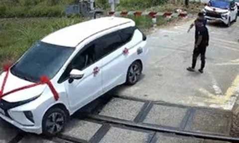 Xe rước dâu cố vượt rào chắn, mắc kẹt trên đường ray khi tàu đang tới: Danh tính tài xế và cái kết