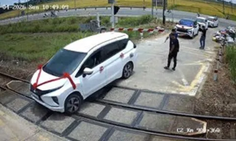 Mượn xe em vợ đi đám cưới rồi cố tình vượt rào chắn đường sắt lúc đèn đỏ