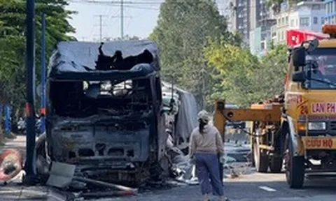 Xe đầu kéo cháy dữ dội lúc rạng sáng ở TPHCM