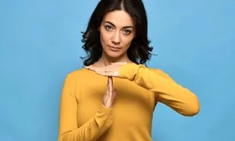 Chuyên gia tâm lý: Khi bị thao túng, người EQ cao không phản ứng, họ chỉ nói 1 câu khiến đối phương “câm nín”