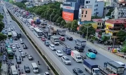 Cửa ngõ Hà Nội 'nghẹt thở', dòng người nhích từng mét rời Thủ đô nghỉ lễ 30/4