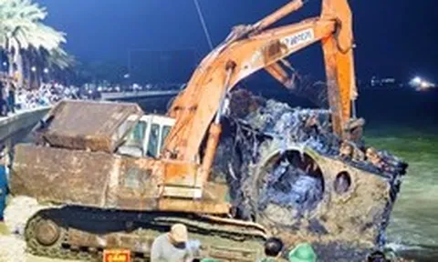 Cận cảnh trục vớt khối thép khổng lồ nghi là xe tăng bị vùi ở bờ biển Gia Lai