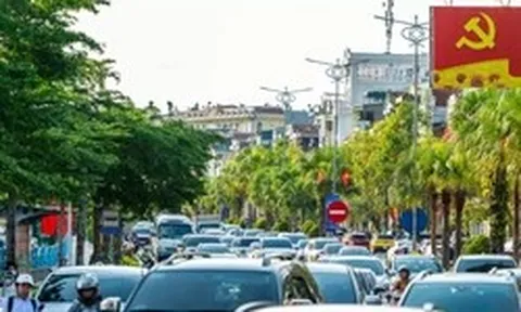 Phố biển Quảng Ninh chật kín phương tiện đổ về nghỉ lễ