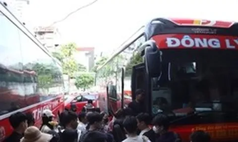Bến xe Hà Nội 'nóng' trước kỳ nghỉ lễ: Người dân tay xách nách mang rời phố
