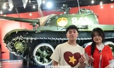 Giới trẻ xếp hàng check-in cùng ‘Bảo vật Quốc gia’ 843 và MiG-21