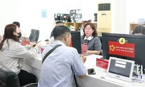 Từ ngày 1-5: Ai có quyền quyết định cho cán bộ TPHCM đi nước ngoài?