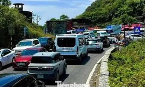 Dòng xe nhúc nhích qua đèo Hải Vân