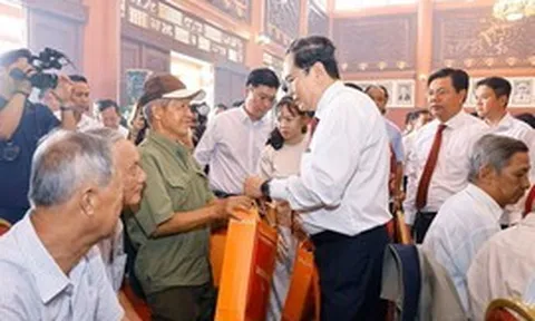 Chủ tịch Quốc hội dâng hương tưởng niệm anh hùng liệt sĩ, trao quà cho người có công tại An Giang
