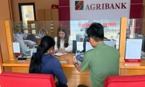Người phụ nữ SN 1991 đến chi nhánh ngân hàng Agribank rút 26 triệu đồng, giao dịch viên đang làm thủ tục phải vội báo công an