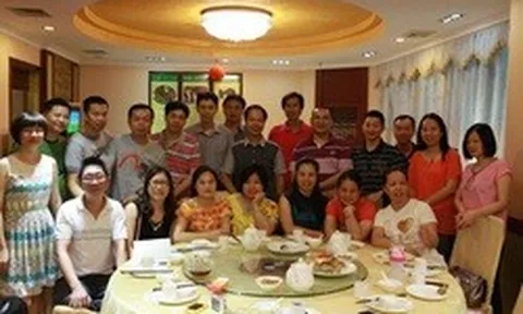 Họp lớp, lớp trưởng thanh toán hết hoá đơn 100 triệu đồng cho cả nhóm: Sáng hôm sau vợ anh nhắn 1 câu khiến ai cũng đứng hình