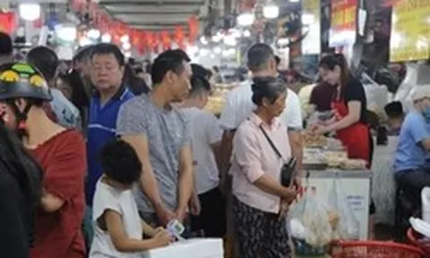 Chưa hết nghỉ lễ khách đã nườm nượp đi mua hải sản mang về