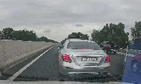 Clip: Tài xế tạt đầu xe khác, dừng giữa cao tốc để cãi nhau