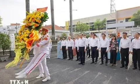 Chủ tịch Quốc hội Trần Thanh Mẫn dâng hương tại Di tích lịch sử văn hóa quốc gia Dinh quận Hóc Môn