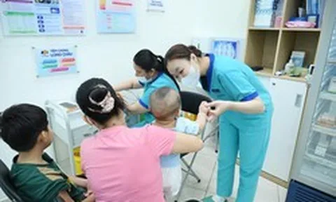 Chủ động “đi trước một bước” bảo vệ trẻ trong bối cảnh “dịch chồng dịch”
