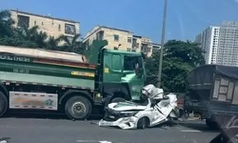 Tai nạn liên hoàn ở đầu cầu Thăng Long, 3 người mắc kẹt trong ô tô con bị vò nát
