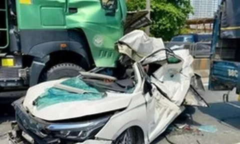 Hiện trường vụ ô tô con bị vò nát, 3 người mắc kẹt sau va chạm liên hoàn ở Hà Nội
