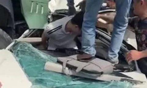 Video khoảnh khắc giải cứu tài xế khỏi ô tô bẹp dúm sau tai nạn ở Hà Nội