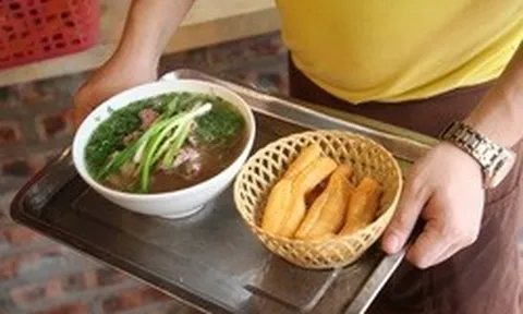 Thói quen ăn phở của hàng triệu người Việt: Bác sĩ cảnh báo món ăn kèm “ngon miệng” nhưng tiềm ẩn rủi ro