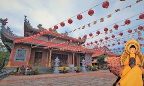 Kỳ bí 12 dòng cổ tự phía sau tượng Phật Lồi trong ngôi chùa ở Gia Lai