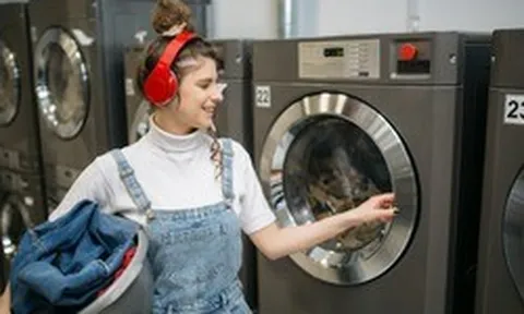 Vì sao máy giặt có cửa kính còn máy rửa bát thì không?