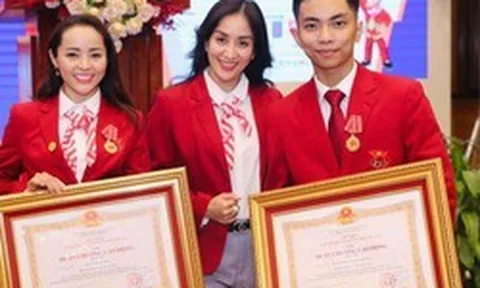 Khánh Thi - Phan Hiển cùng bạn nhảy nhận Huân chương lao động hạng Ba sau thành tích giành HCĐ thế giới